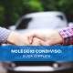 Due persone si stringono la mano davanti a un'auto sfocata, simbolo di accordo per un servizio di noleggio condiviso; in primo piano un banner blu con la scritta “Noleggio Condiviso: Guida Completa”.