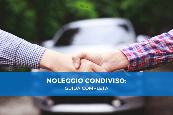 Due persone si stringono la mano davanti a un'auto sfocata, simbolo di accordo per un servizio di noleggio condiviso; in primo piano un banner blu con la scritta “Noleggio Condiviso: Guida Completa”.