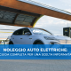 Auto elettrica bianca in carica presso una stazione con pannelli solari, utilizzata per promuovere il noleggio sostenibile e intelligente di veicoli elettrici.