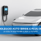 Auto elettrica bianca collegata a una colonnina di ricarica, simbolo della mobilità sostenibile. In sovrimpressione, la scritta “Noleggio auto ibride e plug-in: la scelta sostenibile per il futuro” su sfondo blu.