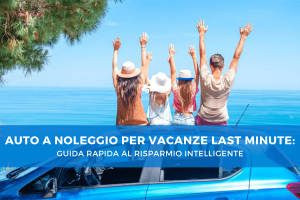 Quattro giovani alzano le braccia in segno di libertà mentre si affacciano sul mare azzurro da un’auto parcheggiata, simbolo di una vacanza estiva last minute resa possibile grazie al noleggio auto.