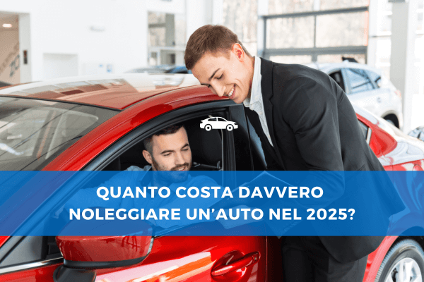 Un consulente auto in giacca nera sorride mentre assiste un cliente seduto all'interno di un’auto rossa in una concessionaria moderna. In sovrimpressione, un banner blu con la scritta: “Quanto costa davvero noleggiare un’auto nel 2025?”.