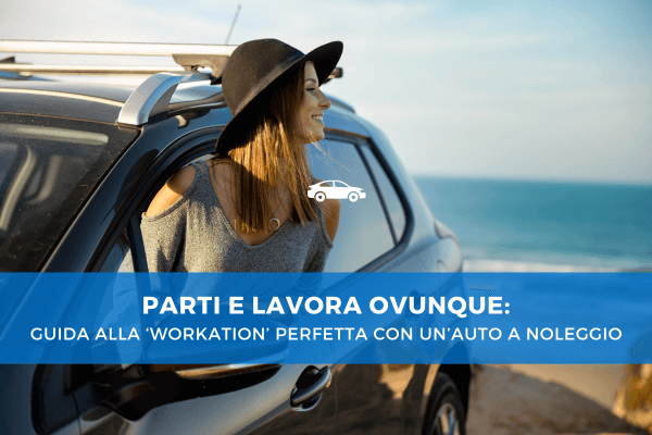 Una donna sorridente si affaccia dal finestrino di un'auto parcheggiata vicino al mare, indossa un cappello nero e guarda l'orizzonte con aria rilassata. In primo piano, una fascia blu con il testo "PARTI E LAVORA OVUNQUE: guida alla ‘workation’ perfetta con un’auto a noleggio", accompagnata da un'icona di automobile bianca. L’immagine trasmette un senso di libertà, viaggio e lavoro da remoto in un contesto rilassante.