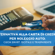 Terminale POS e carta di credito in primo piano mentre due persone completano una transazione, con testo informativo sull’alternativa alla carta di credito per il noleggio auto.