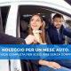 Cliente sorride ricevendo le chiavi di un’auto a noleggio, accanto a un uomo alla guida, con banner “Noleggio per un mese auto: la guida completa per scegliere senza sorprese”.