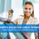 Donna sorridente tiene in mano le chiavi di un’auto nuova accanto al veicolo, con un banner blu che riporta il testo “Offerta noleggio lungo termine: guida completa per aziende e privati”.