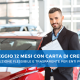 Uomo d’affari sorridente accanto a un’auto nuova in concessionaria, tiene in mano un contratto di noleggio, rappresentando l’offerta “Noleggio 12 mesi con carta di credito” dedicata a enti pubblici.