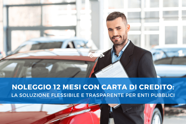 Uomo d’affari sorridente accanto a un’auto nuova in concessionaria, tiene in mano un contratto di noleggio, rappresentando l’offerta “Noleggio 12 mesi con carta di credito” dedicata a enti pubblici.