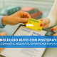 Persona che porge una carta Postepay durante la firma di un contratto di noleggio auto, con documenti su un tavolo e chiave dell’auto accanto, simbolo delle soluzioni di noleggio auto con Postepay dedicate a enti pubblici e professionisti.
